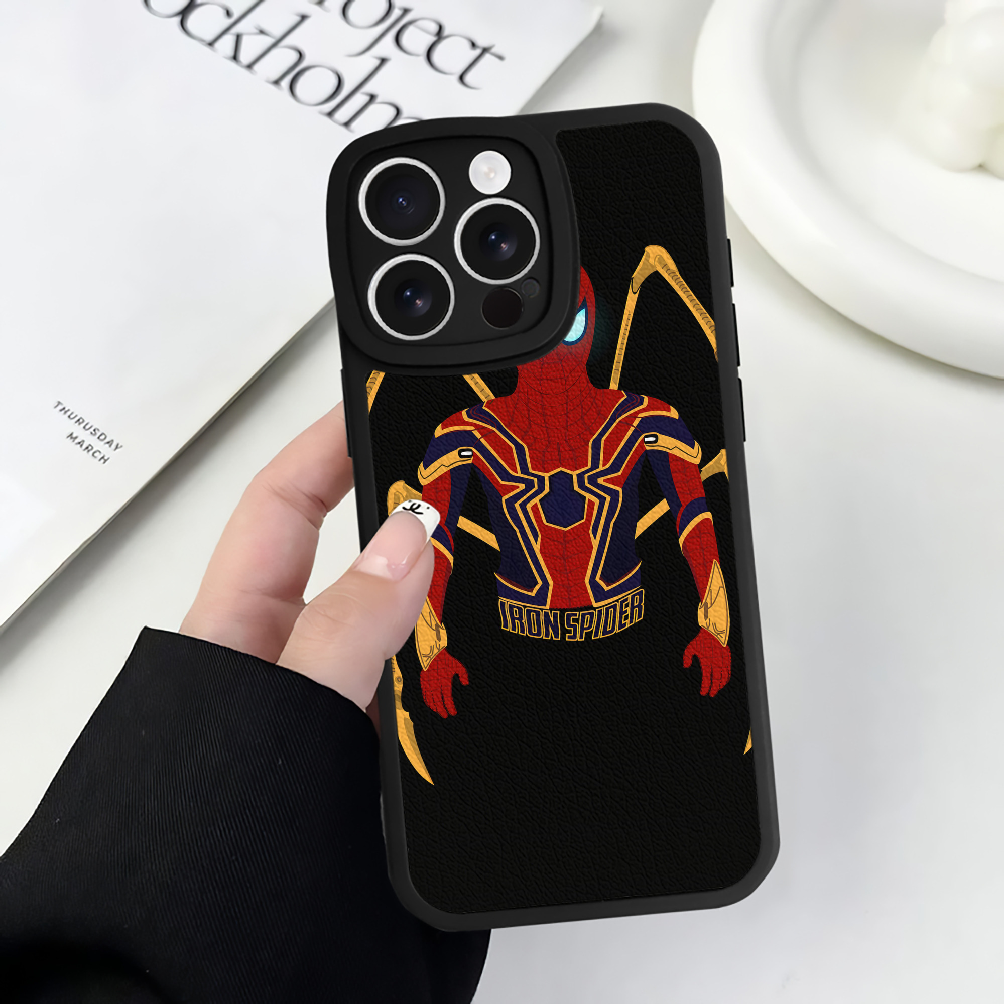 （画像用） アベンジャーズ The Avengers 【iPhone 16シリーズ対応】シリコンスマホケース（レザー調） 材質：シリコン